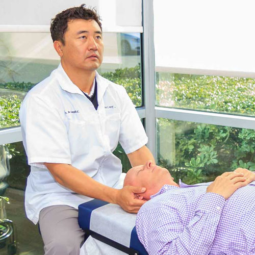 Dr. Jay Kang adjusting patient at Zen Care Physical Medicine